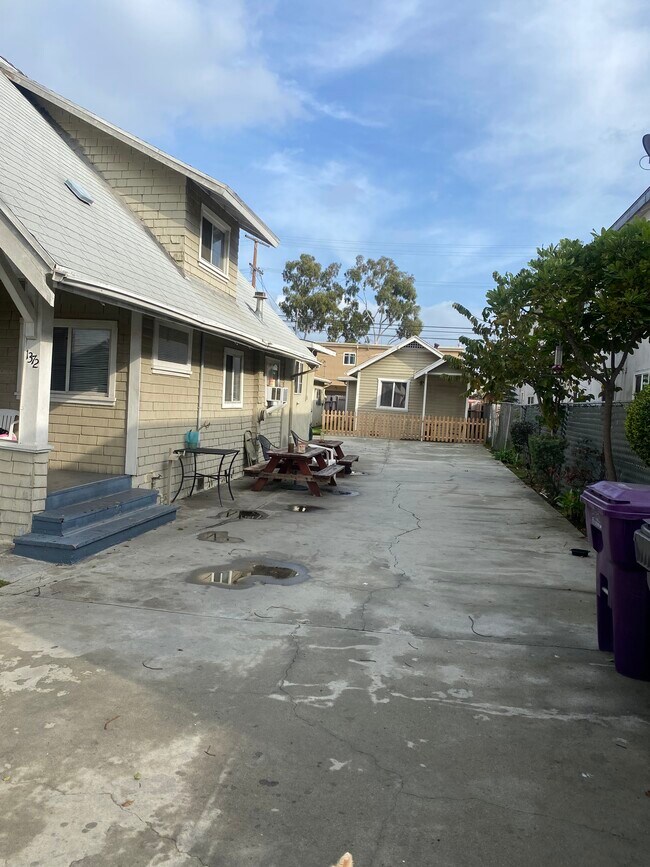 Building Photo - 1372 Gaviota Ave