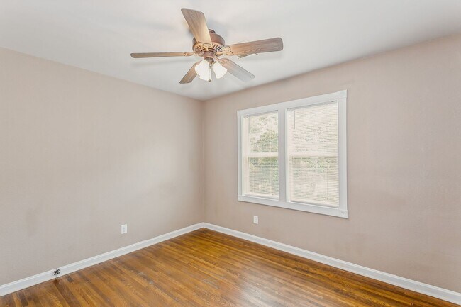 Building Photo - Updated 1 bed 1 bath duplex