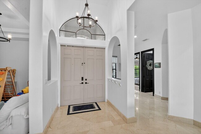 Building Photo - 10337 Trianon Pl