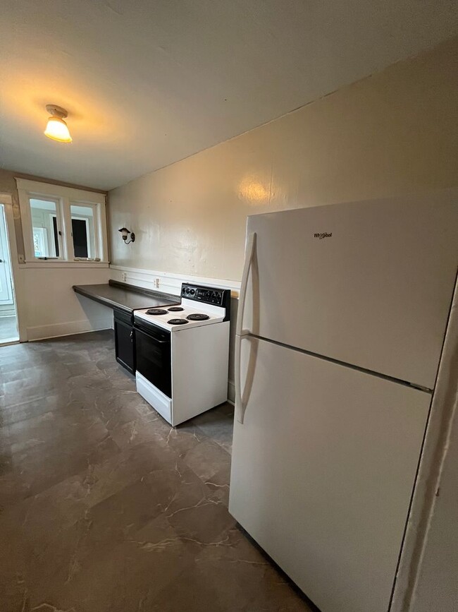 Building Photo - CONTRACT PENDING!! Spacious Apartment in M...