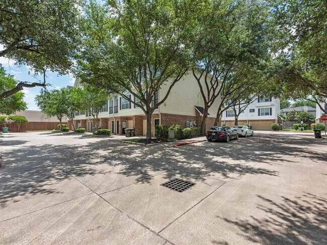 Building Photo - 9200 Westheimer Rd