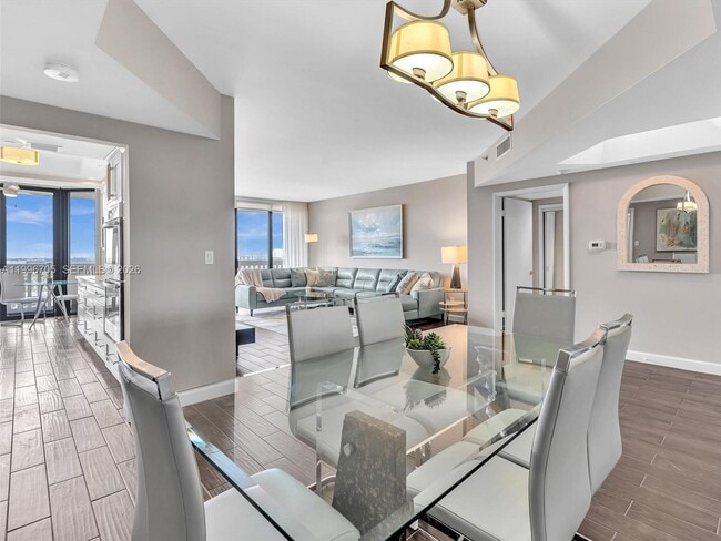 Building Photo - 2000 Island Blvd