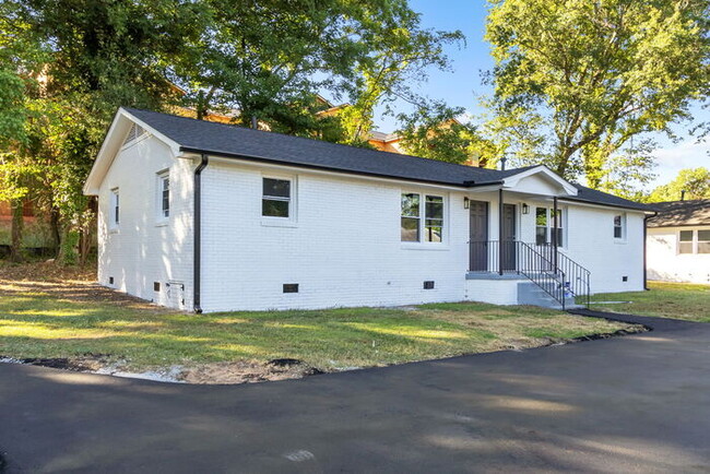 Building Photo - Newly Renovated 2 Bed/1 Bath Duplex 3 Mi t...