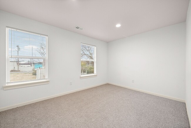 Building Photo - Spacious Rental Minutes from Downtown Nashville!