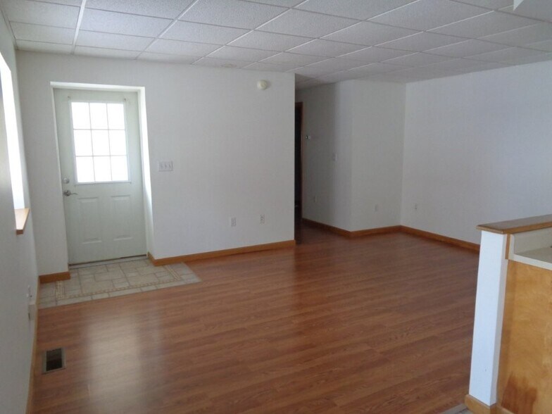 main entrance living room - 18 Montour St N
