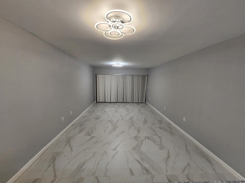 Building Photo - 485 N Pine Island Rd