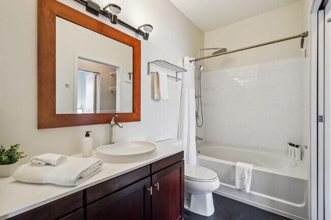 Building Photo - 616 Washington Ave S