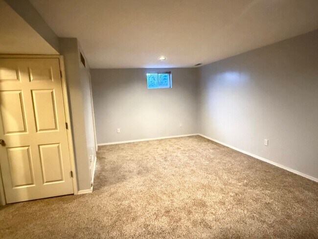 Building Photo - Beautifully decorated 3BR townhouse in Bloomington