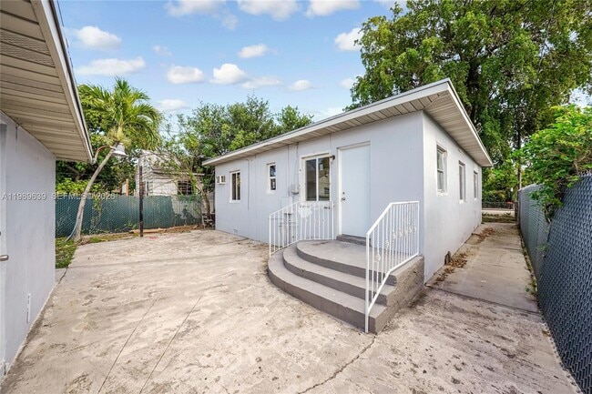 Building Photo - 2025 Fillmore St