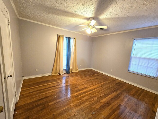 Building Photo - Rent Includes ALL utilities, yard maintenance and Wifi