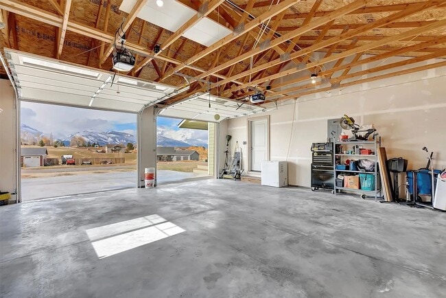 Building Photo - Beautiful 4 bed 2 bath on 1.37 acres in Co...