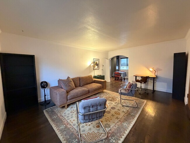 Building Photo - Turnkey Top-Floor Living in Gated Community Near City Park, Dining & Hospitals