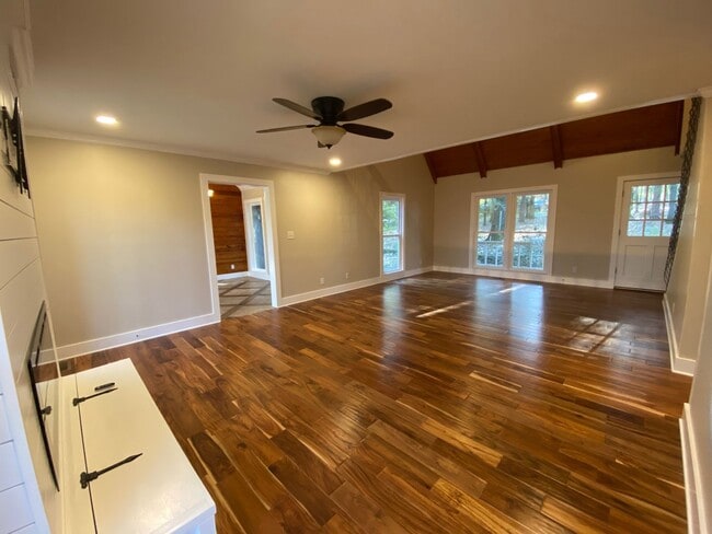 Building Photo - Unique Home in Perry