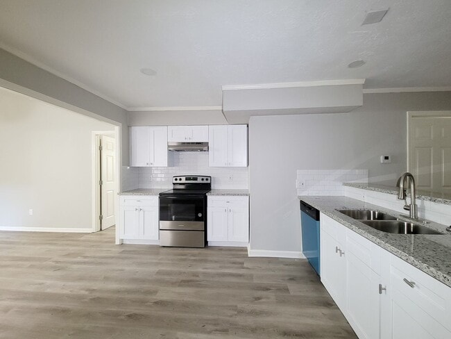Building Photo - REMODELED AND UPDATED 4 BEDROOM 2 BATH LEA...