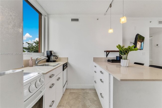 Building Photo - 2951 S Bayshore Dr