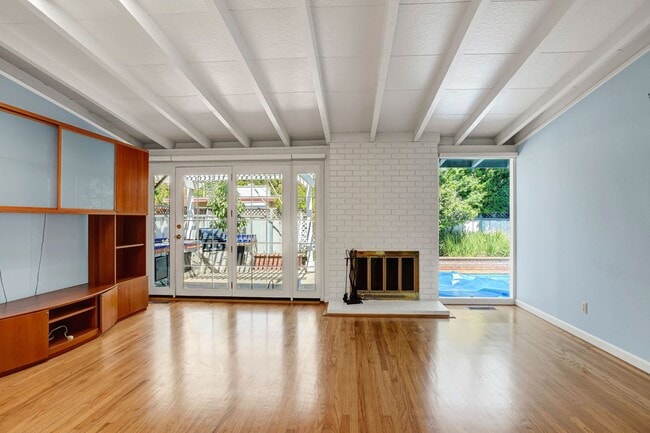 Building Photo - Spacious 4 bed, 2.5 Bath Home with Bonus Room and Pool in Palo Alto!