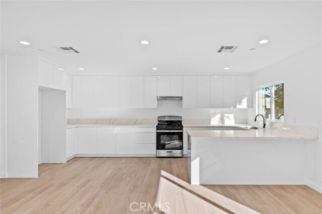 Building Photo - 6842 Cedros Ave