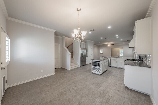 Building Photo - Charming 3-Bedroom, 2-Bathroom Townhome – ...