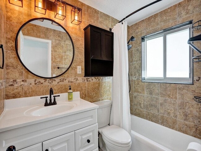 Building Photo - 2750 NE 10th Ave