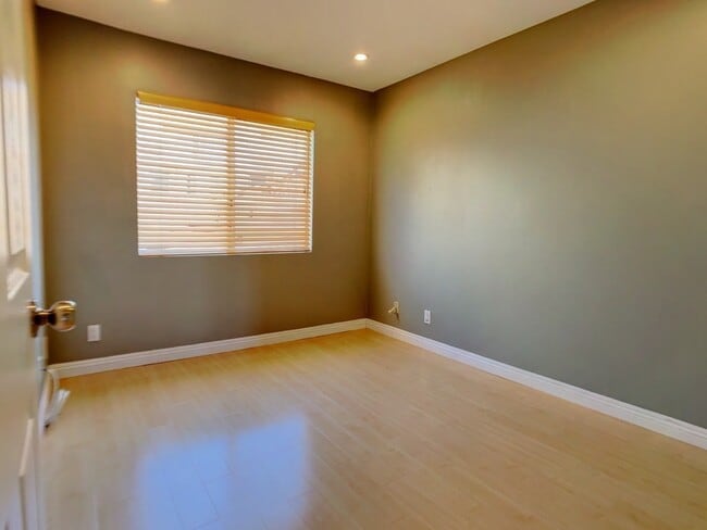 Building Photo - A Beautiful updated trilevel townhome in W Figueroa is now available for rent.