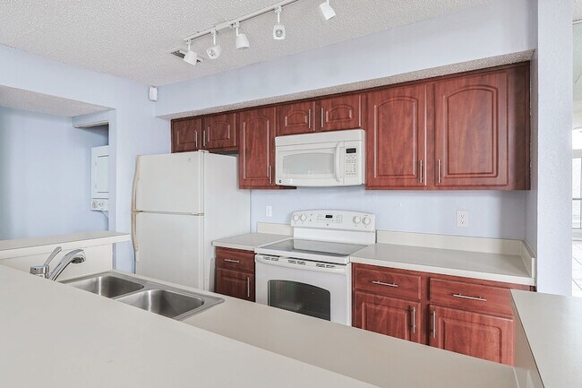 Building Photo - 3420 Country Club Dr W