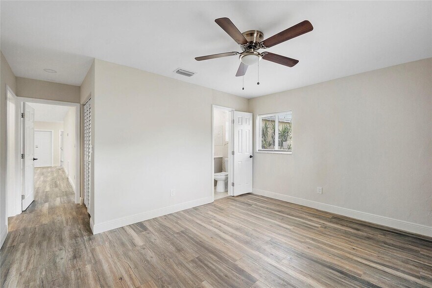 Building Photo - 6870 SW 18th Ct