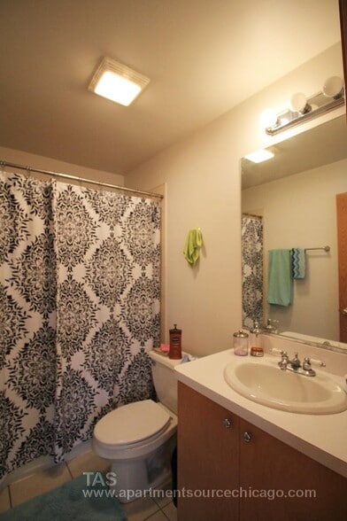 Building Photo - 1446 N Leavitt St