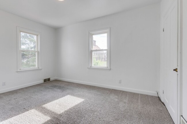 Building Photo - AVAILABLE JULY 2026 - Spacious 2 Bedroom Home w/ Fenced Yard & AC!