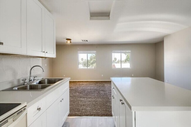 Building Photo - 5323 E Taylor St