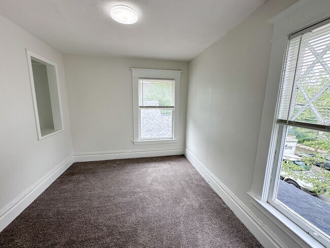 Building Photo - 806 Kalamazoo Ave SE