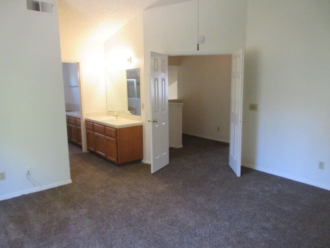 Building Photo - 4 Bed, 2.5 Bath Home with 3-Car Garage in Clovis Unified School District