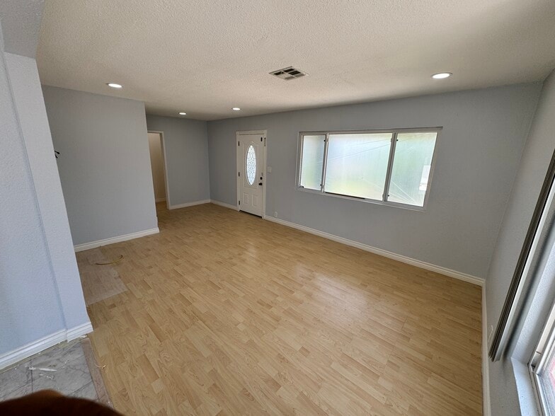 Building Photo - 14933 Sylvan St