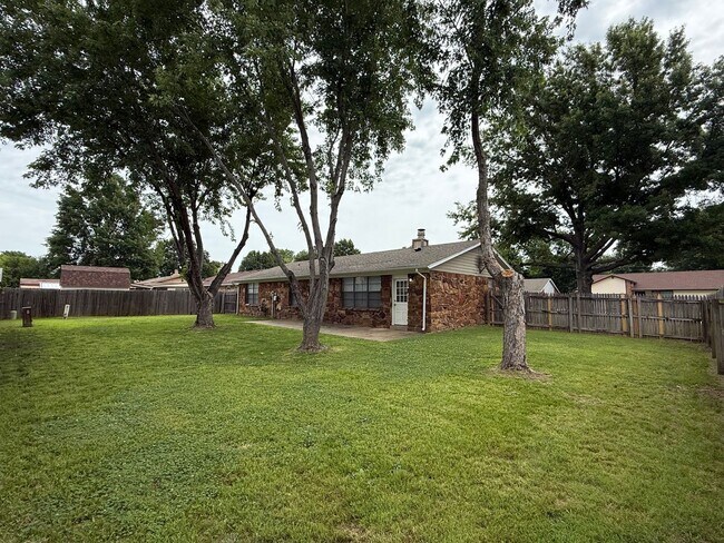 Building Photo - Welcome to your new home on this great corner lot with 3 bedrooms and 2 baths in Owasso!