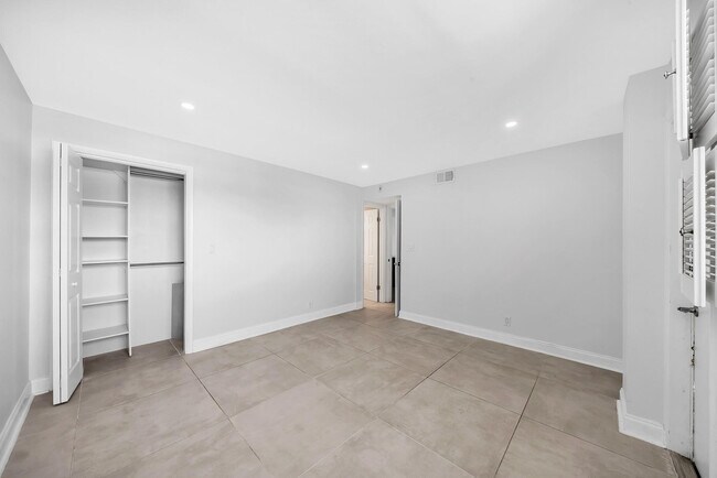 Building Photo - 3051 NE 48th St