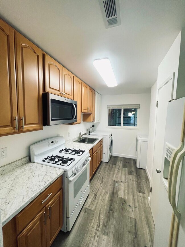 Building Photo - Spacious Duplex w/ New Upgrades!!