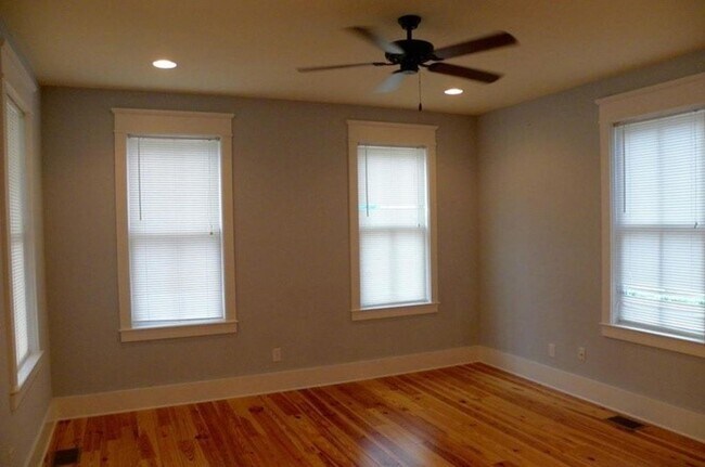 Building Photo - Charming 3-story Home in the Heart of Down...