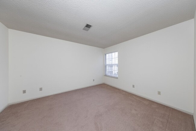 Building Photo - Prime Location!