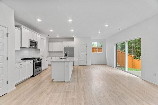 Building Photo - Two-Story Port Orchard Home