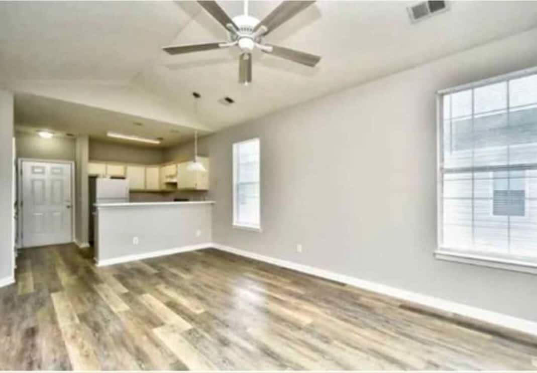 Building Photo - 498 River Oaks Dr
