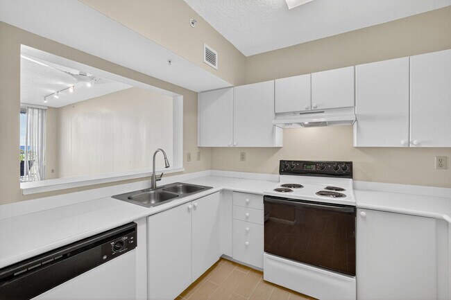 Building Photo - 3020 NE 32nd Ave