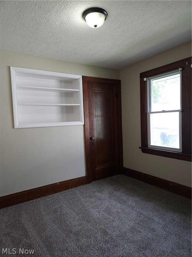 Building Photo - 578 Plum Ave
