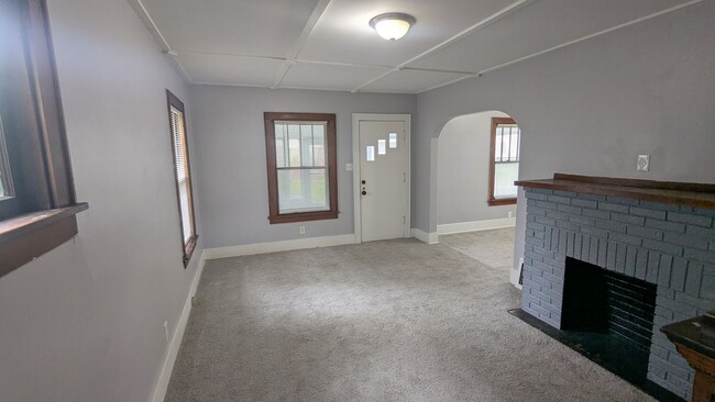 Building Photo - Charming 3-bedroom, 1-bathroom home locate...