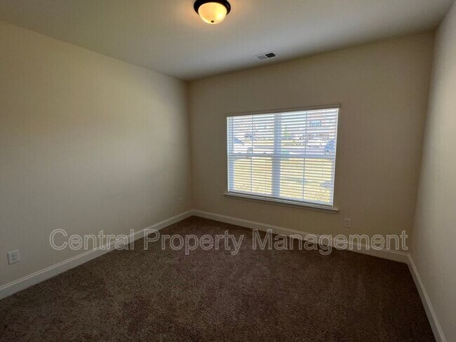 Building Photo - 102 Lariat Ct