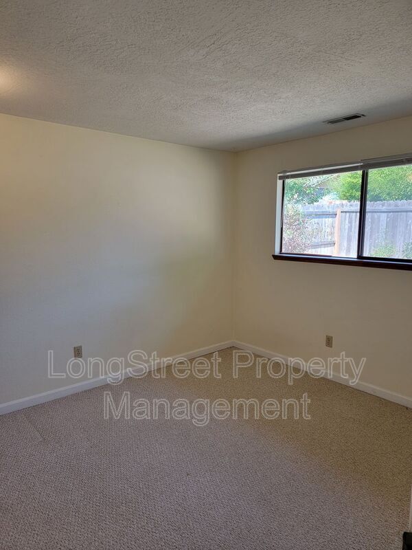 Building Photo - 3947 NW Tamarack Dr