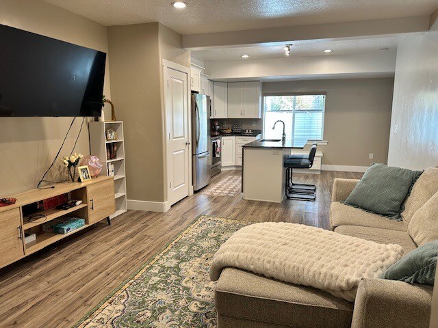 Building Photo - 584 2530 W