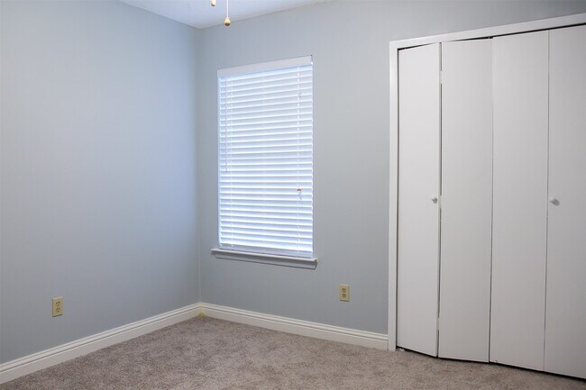 Building Photo - 12051 Creekhurst Dr