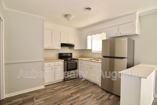 Building Photo - 524 Laverne Ave