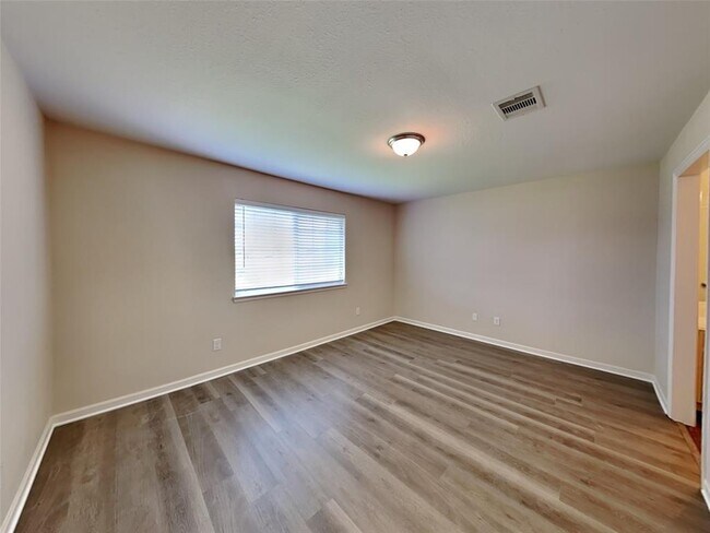 Building Photo - 501 Falcon Lake Dr