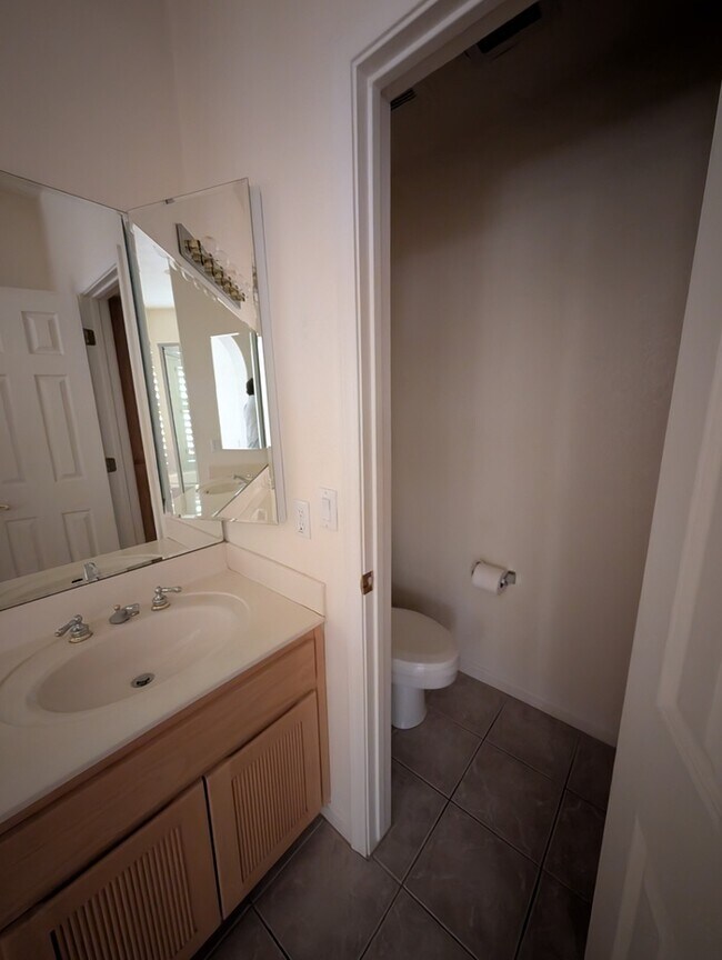 Building Photo - Pointe Tapatio 3br with garage