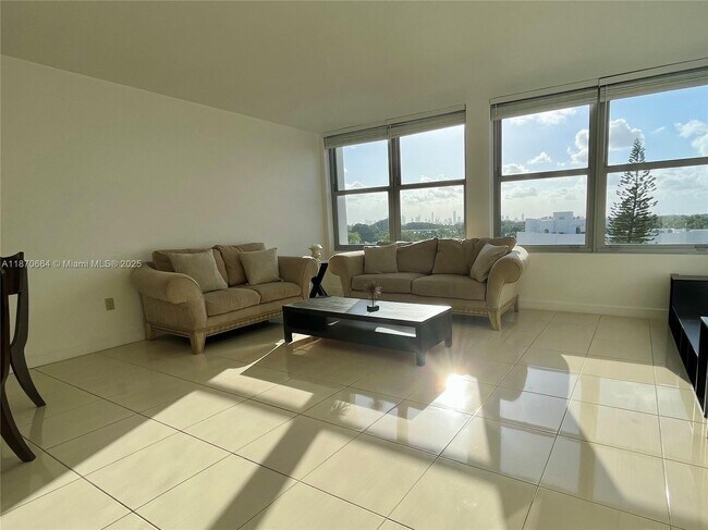 Building Photo - 2899 Collins Ave